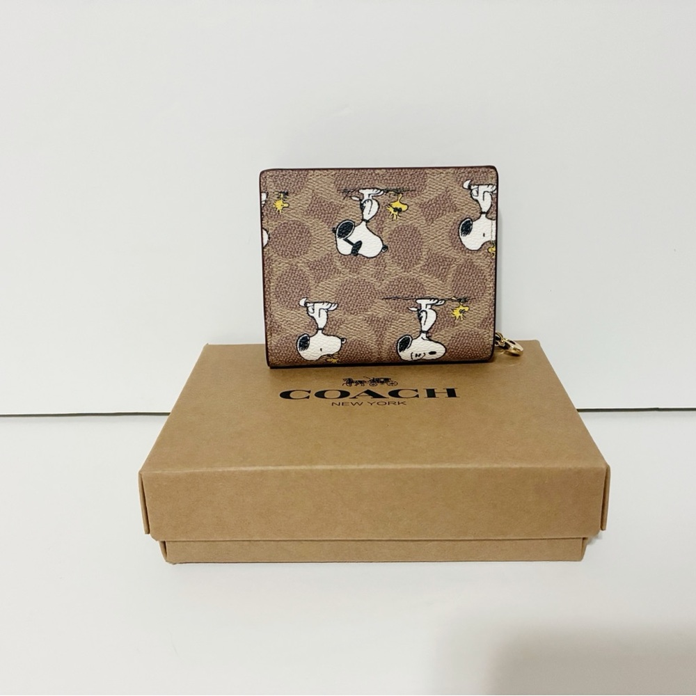 🌸 New Coach X Peanuts Small Snap Wallet In Signature Canvas With Snoopy Print - Picture 2 of 6